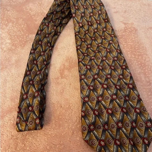 Alexander Julian Diamond Pattern Tie in Gold and Red - Picture 4 of 8